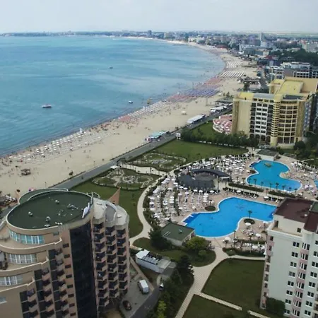 Amadeus 1 - B30 Sunny Апартамент *
